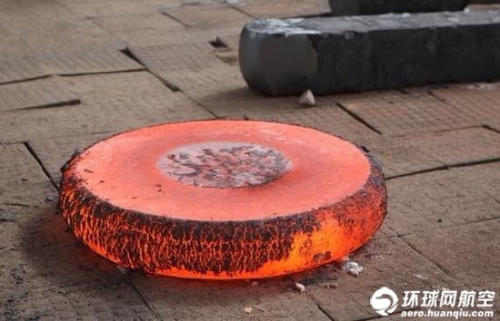 国产首台4万吨模锻液压机投产 助力大飞机研制