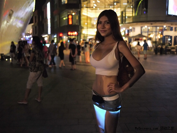 最性感爆乳中国女极客走红:私照火辣闪瞎眼